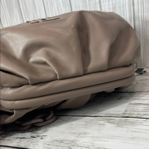 Badgley Mischka Taupe Wrapped Frame Clutch Shoulder Bag with Chunky Mauve Chain - Picture 4 of 10